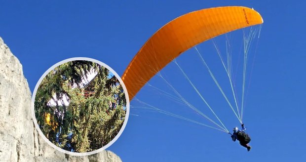 Paraglidista skončil po letu vysoko ve smrku.