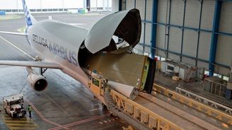 Malý počet objednávek stál Airbus více než polovinu zisku