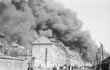 Hořící areál továrny po bombardování.