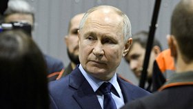 Ruský prezident Vladimir Putin (uprostřed) hovoří se zaměstnanci továrny Uralvagonzavod v ruském Nižním Tagilu, čtvrtek 15. února 2024.