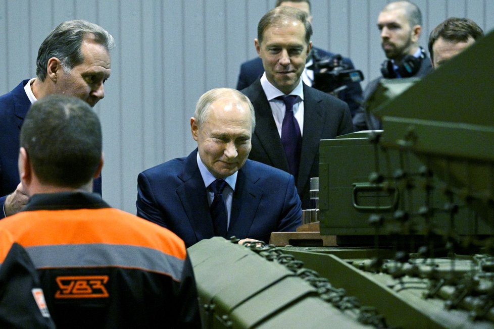 Ruský prezident Vladimir Putin (uprostřed) hovoří se zaměstnanci továrny Uralvagonzavod v ruském Nižním Tagilu, čtvrtek 15. února 2024.