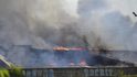 Továrna ve Slavjansku, která hoří po palbě ukrajinských sil