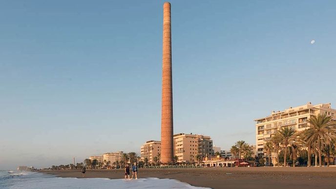 Ve španělském městě Malaga stojí skoro stometrový zděný komín přímo na pláži. Kolem komína vede promenáda a místo je nejen připomínkou místní hutě, ale i turistickým lákadlem.