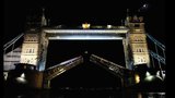 Šílený "skok smrti" přes londýnský Tower Bridge!