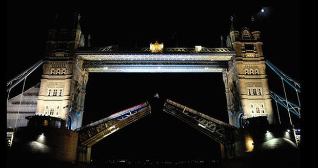 Robbie Maddison skáče přes londýnský Tower Bridge