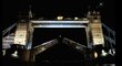 Robbie Maddison skáče přes londýnský Tower Bridge