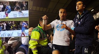 Záložník Tottenhamu zahučel mezi diváky, fotografovi rozsekl hlavu