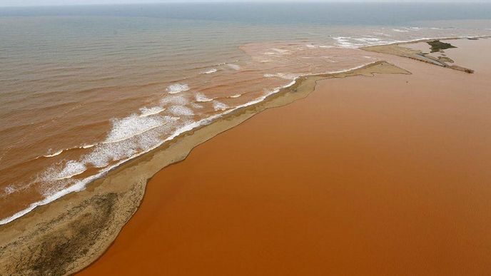 Toxický kal v řece z protržené odpadní nádrže v Brazílii