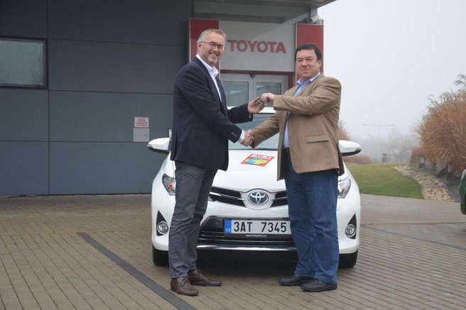Klíče od vozu převzal z rukou zástupce Toyoty 24 SVĚT MOTORŮ Tomáše Vaňka (vlevo) šéfredaktor Zbyšek Pechr.