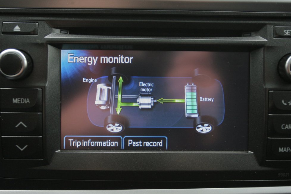 Displej na středovém panelu má každý hybridní auris – ukazuje se na něm tok energií.