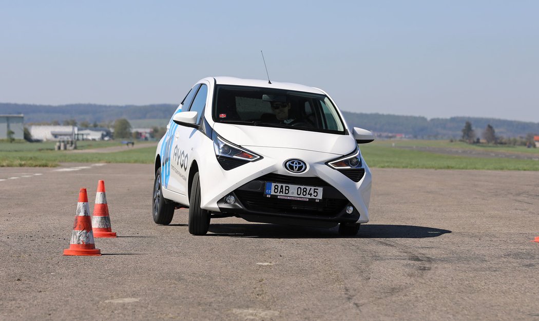 Měkčí naladění podvozku znamená méně stabilní průlety zatáčkami, při kterých si aygo zaklekne na přední vnější kolo a zadní občas zvedne ze země