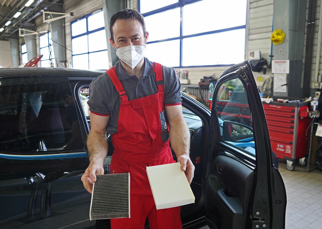 Mechanik servisu Toyota Tsusho František Náprstek ukazuje rozdíl mezi zaneseným a zcela novým kabinovým fi ltrem