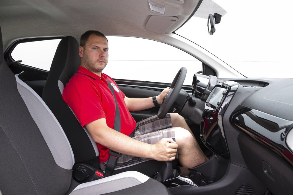 Vepředu se nám líbilo, sedadla jsou pohodlná a místa je tu dostatek. Volant se seřizuje pouze výškově, navíc v malém rozsahu.