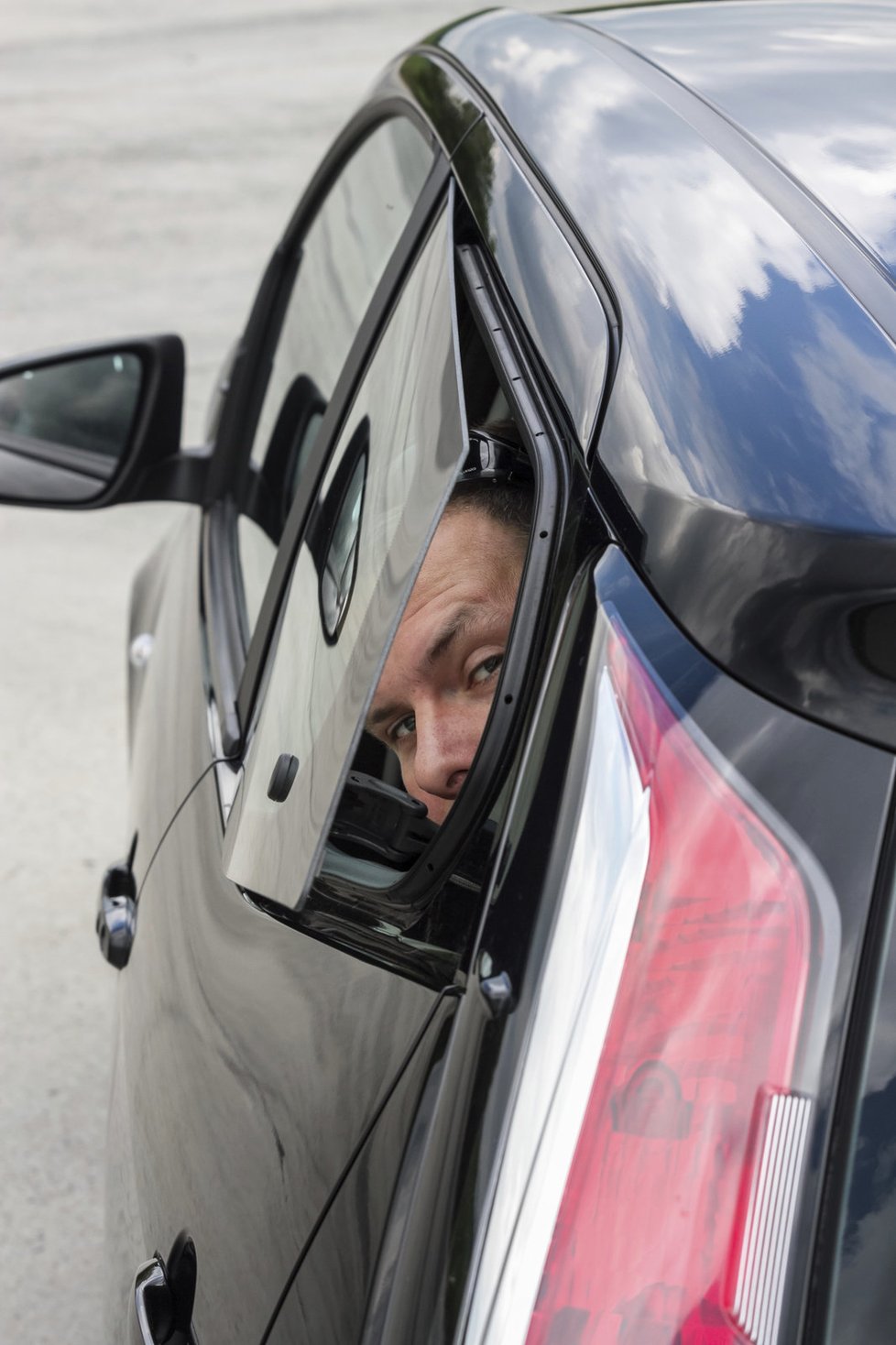 U nejmenších aut jsme si zvykli na výklopná větrací okénka v zadních dveřích. Při manipulaci s kloubovým mechanismem pozor na prsty. Au!