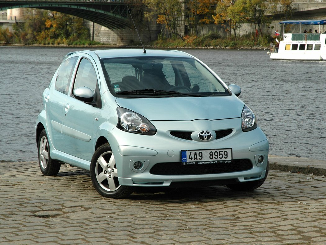 V této podobě se Toyota Aygo v roce 2005 začala prodávat, během kariéry absolvovala první generace dva facelifty přídě