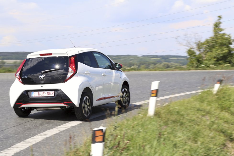 Kromě výrazněji přepracované přední části se aygo lehce změnilo i při pohledu zezadu. Zadní světla totiž dostala diodový pásek. Lepší odhlučnění kabiny zvyšuje komfort jízdy.