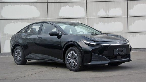 Toyota bZ3 unikla na veřejnost, půjde o elektrickou Corollu budoucnosti?