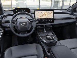 Skutečný konec držení mobilů za jízdy? Toyota si patentovala samočinné focení okolí