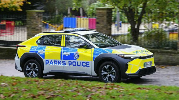 Policajti na baterky: Parková policie v Londýně vsadila na Toyotu bZ4X