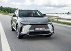 Za volantem Toyoty bZ4X: První elektromobil, který vás nutí ušpinit baterky