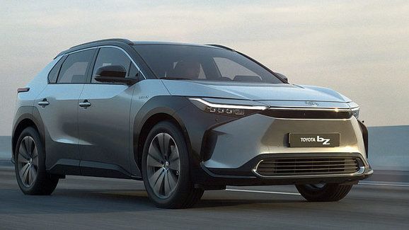 Nová Toyota bZ4X je tu. Elektrický crossover má fotovoltaickou střechu i speciální řízení