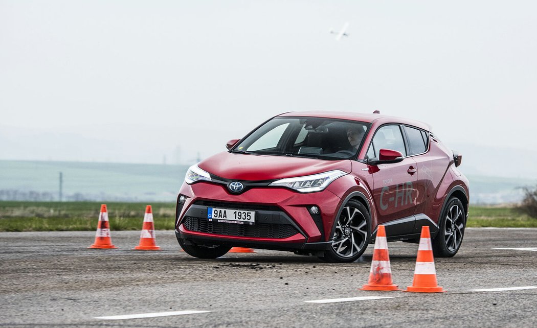 Při vyhýbacím manévru se toyota více naklání, mnohem aktivnější je také ESP, které pokus o dynamickou jízdu rychle utne