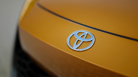 Elektromobily Toyoty s manuální převodovkou dokážou i zhasnout při rozjezdu