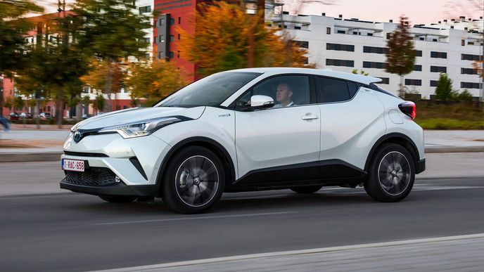 Design modelu C-HR dodnes polarizuje společnost. Někomu připadá fantastický, jinému perverzní. Proti podobně „ujetému“ Nissanu Juke je C-HR o třídu větší a praktičtější. Design modelu C-HR dodnes polarizuje společnost. Někomu připadá fantastický, jinému perverzní. Proti podobně „ujetému“ Nissanu Juke je C-HR o třídu větší a praktičtější.