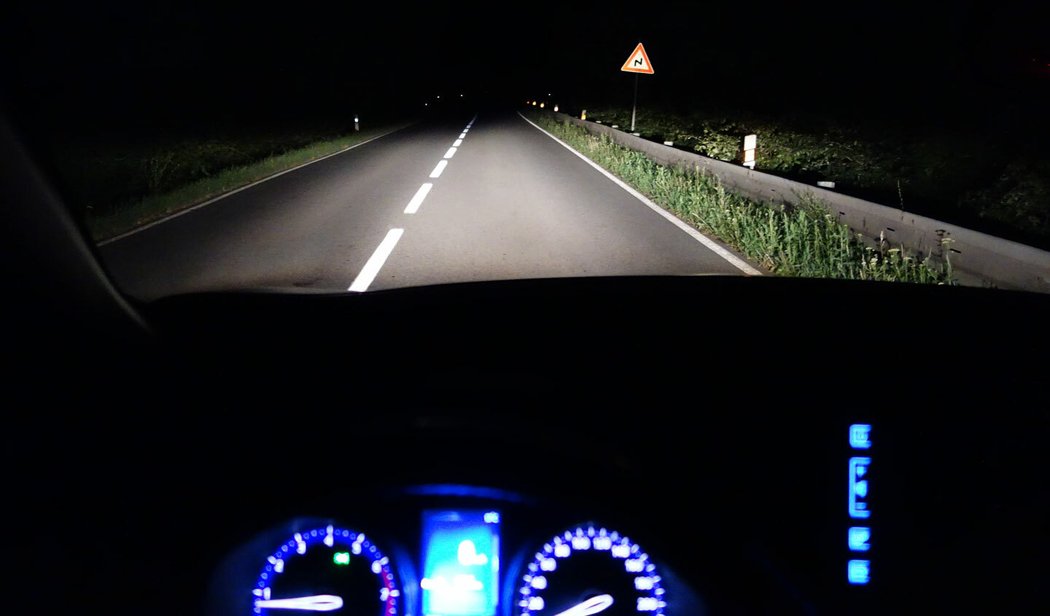 Potkávací světlo je dostatečně dlouhé a v celém pravém jízdním pruhu homogenní, bez výrazných tmavých stínů. Diodové denní svícení bylo i u základní výbavy Live.