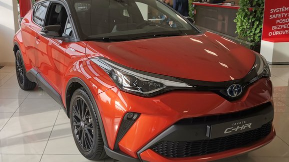 Omlazená Toyota C-HR v Česku: Potěší novinkami pod kapotou i v interiéru 