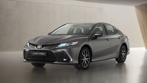 Evropská Toyota Camry odhaluje omlazenou tvář a nové technologie 