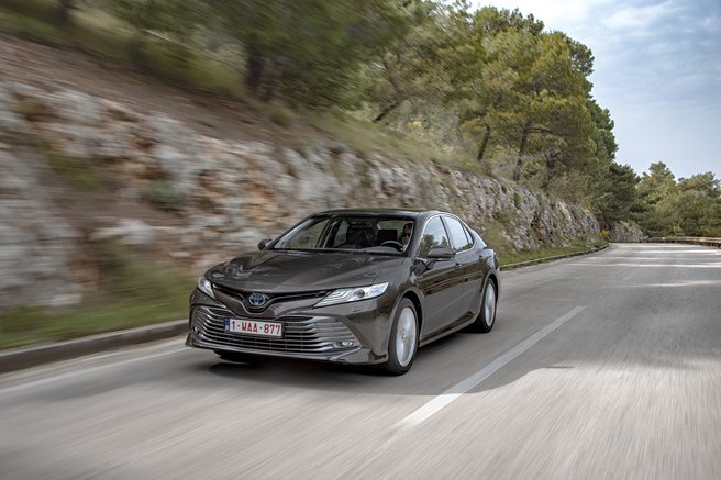 Toyota Camry: Střední konečně hybridní