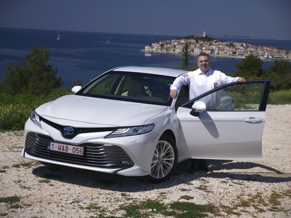 Toyota Camry: Střední konečně hybridní