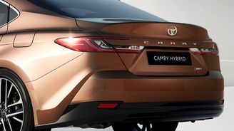 Nová Toyota Camry se začne prodávat v Evropě. Bude mít vylepšenou hybridní techniku