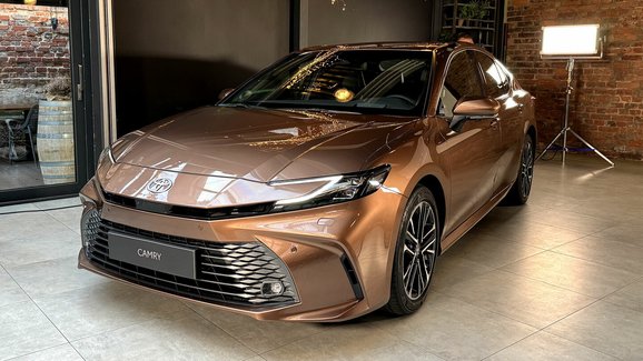Nová Toyota Camry naživo: Výkonnější i účinnější hybrid a modernější design