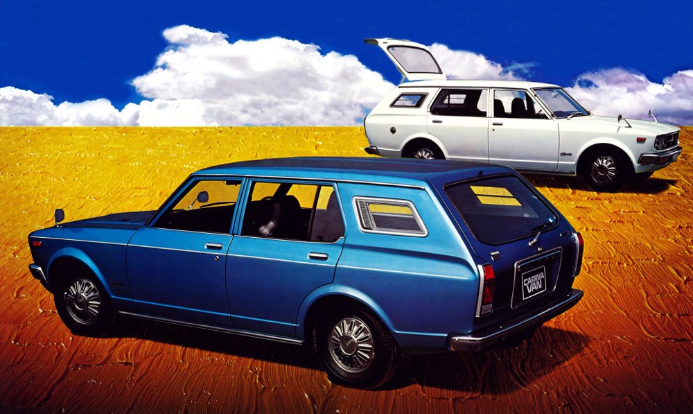 Pětidveřové kombi Toyota Carina Van mělo na bocích za okny dveří nezvykle malá okénka.