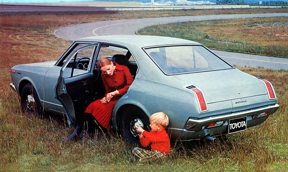 Čtyřdveřový sedan Toyota Carina byl rodinný automobil s dostatečným vnitřním prostorem.