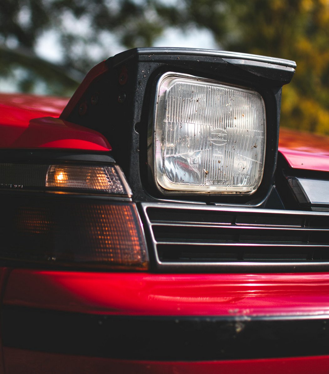 Ke koloritu sportovních modelů osmdesátých let patří výklopné světlomety. Ne že by svítily lépe než pevné, ale jejich vyklápění je dobovou atrakcí.