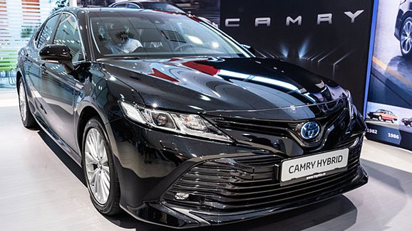 Toyota Camry má český ceník. S hybridem vyráží do boje proti Superbu či Passatu