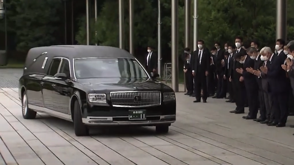 Poslední jízda zavražděného japonského premiéra v pohřební verzi nejelegantnější Toyoty