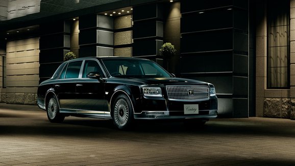 Toyota Century je vážně zvláštní auto. Luxusní limuzína za 4 miliony má ve výbavě i prachovku