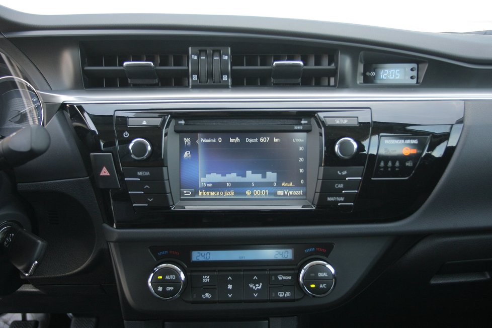 Středový panel dostal druhou generaci rozhraní Toyota Touch, modře podsvícené přístroje jsou dokonale čitelné.