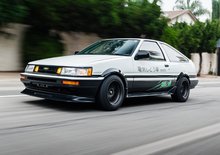 Už i legendární Toyota Corolla AE86 jezdí na elektřinu. Má techniku z hybridního lexusu