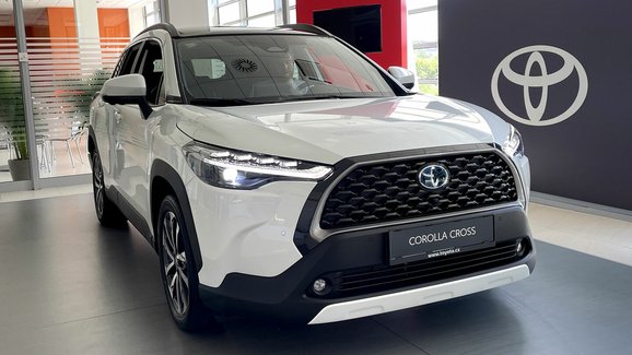 Toyota Corolla Cross dorazila do Prahy. Kladivo na Karoq odhalilo i první ceny