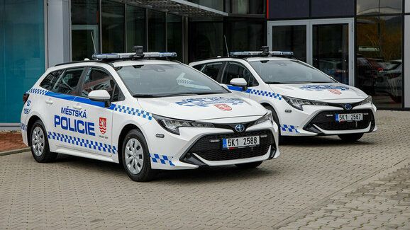 Městská policie bude jezdit v hybridních Toyotách