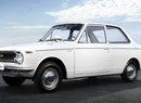 Jako první se v listopadu 1966 začal vyrábět dvoudveřový sedan Toyota Corolla se stupňovitou zádí, jehož karoserii navrhl Tatsuo Hasegawa.