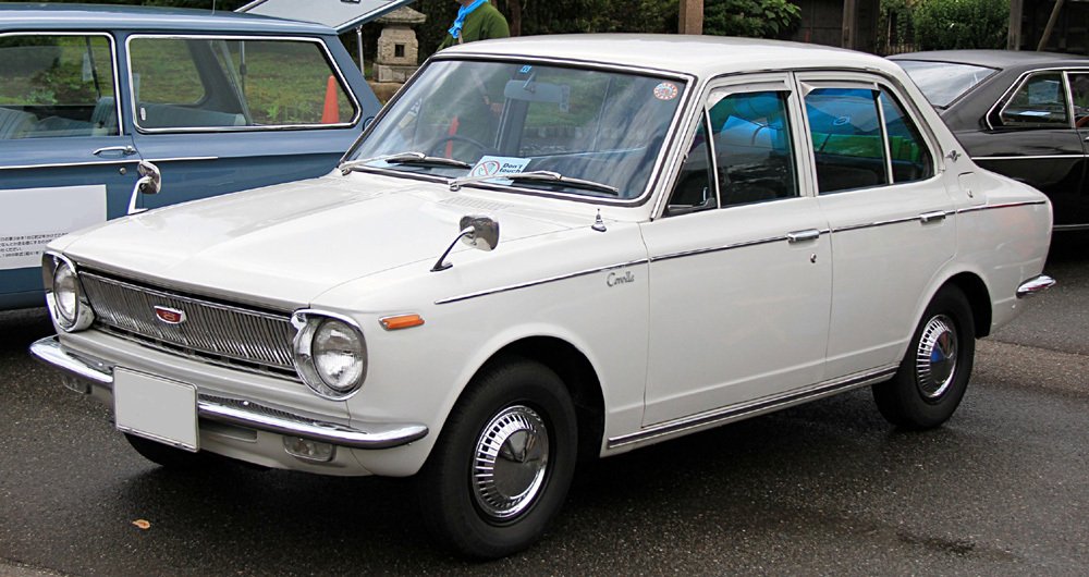 Čtyřdveřová Toyota Corolla 1100 Deluxe z roku 1968.