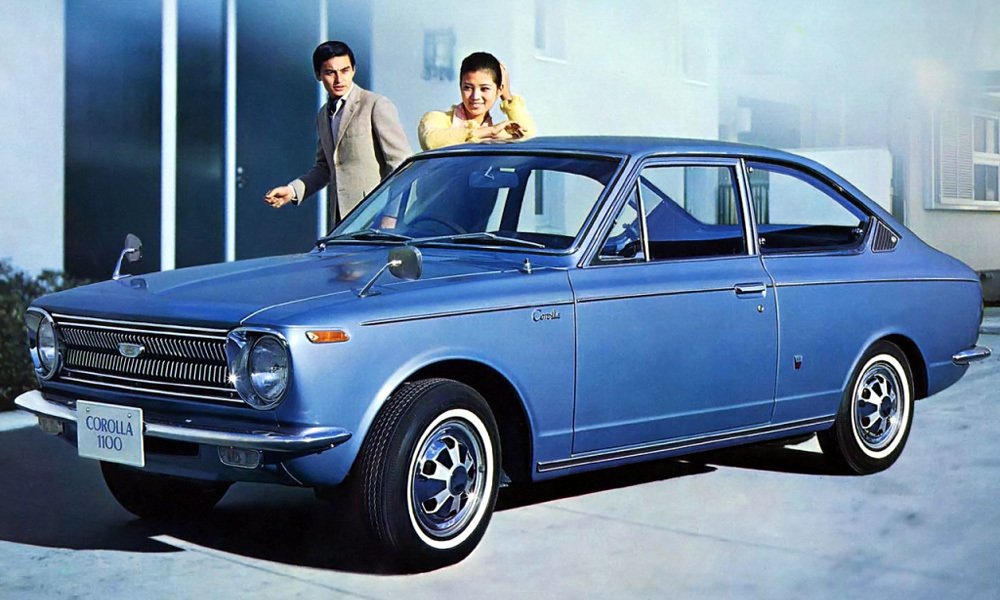 V roce 1968 mělo premiéru dvoudveřové kupé Toyota Corolla Sprinter se střechou plynule se svažující směrem k zádi.