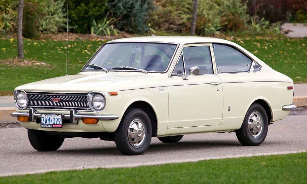 Faceliftovaná Toyota Corolla Sprinter z roku 1969. Přední nárazníky dostaly svislé dorazy.