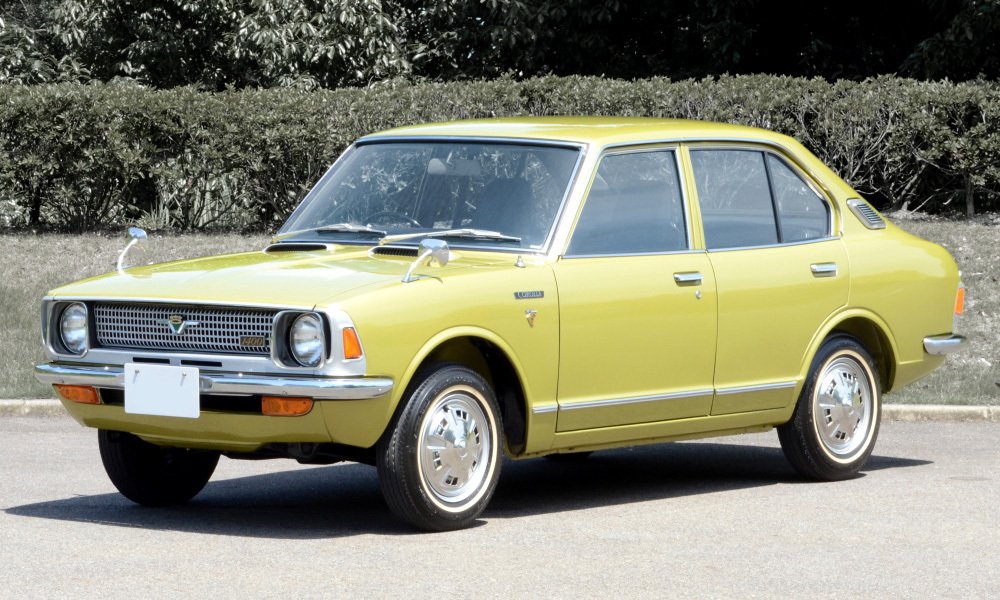První generaci modelu Toyota Corolla vystřídala v květnu 1970 druhá generace (E20), která měla podobnou, ale větší karoserii.